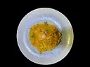 72.Pasta de salmón con cebolla, tomate, ajo y salsa