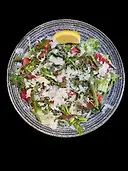 4.Carpaccio de solomillo gallego con rúcula y lascas de parmesano, alcaparras, cebolla tierna y vinagreta de citricos