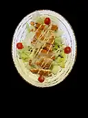 27.CESAR. Lechugas verdes, pollo asado, lascas de parmesano, picatostes y salsa cesar
