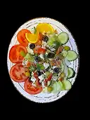 30.GREEK SALAD. Tomate, cebolla, pepino, queso feta, aceitunas, pimientos, aderezo de oregano con aceite de oliva