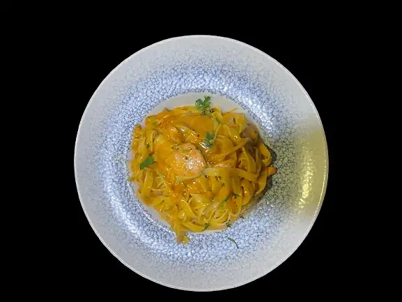 72.Pasta de salmón con cebolla, tomate, ajo y salsa
