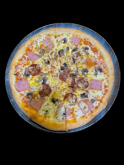 AMERICANO,  tomate, mozzarella, oregano, pepperoni, jamon, champiñon, cebolla y salsa chili