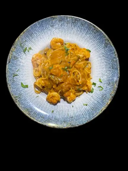 73.Pasta del chef con gambas, calabacín, cebolla, ajo y un poco de picante 