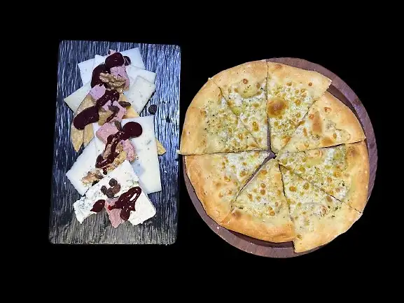 3.Patés y quesos variados con focaccia recién hecha