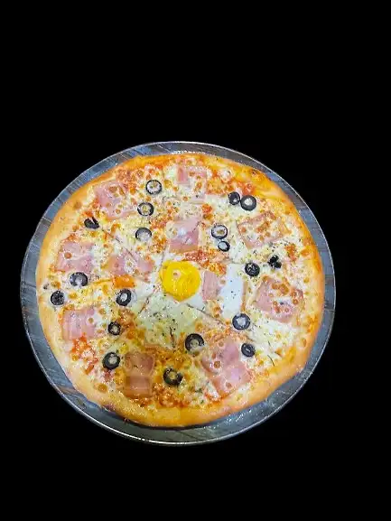 SICILIANA,  tomate, mozzarella, oregano, bacon, huevo, olives negra