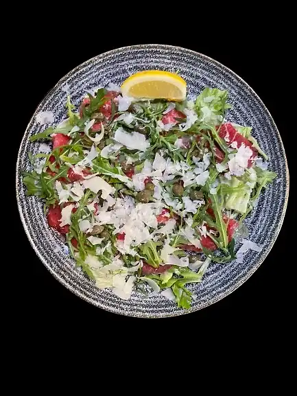 4.Carpaccio de solomillo gallego con rúcula y lascas de parmesano, alcaparras, cebolla tierna y vinagreta de citricos