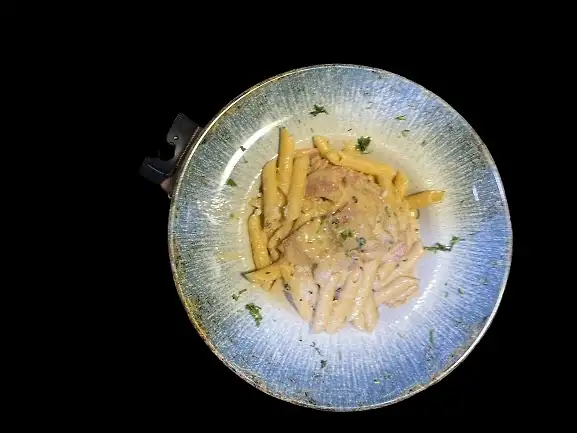 64.Pasta carbonara con bacon, huevo cocido y salsa de nata