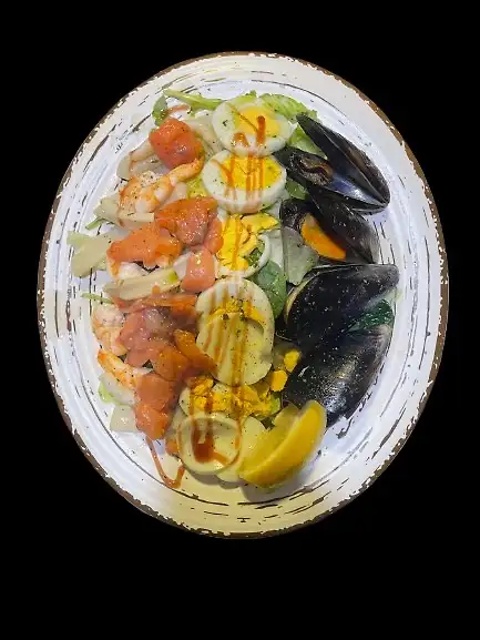A.MARINERA. Brotes verdes, gambas, calamares, salmón, atún, mejillones y huevo