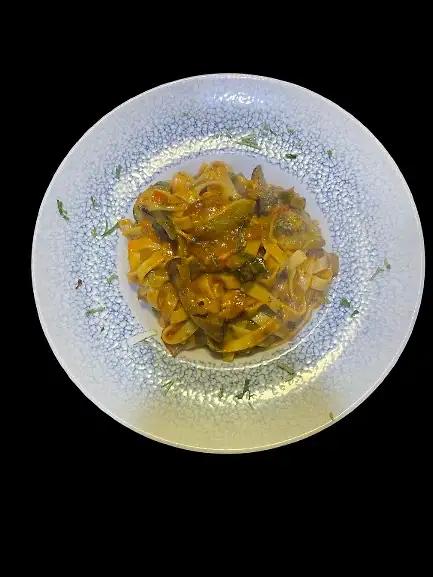 70.Pasta vegetariana, mezcla de verduras frescas y salsa de tomate