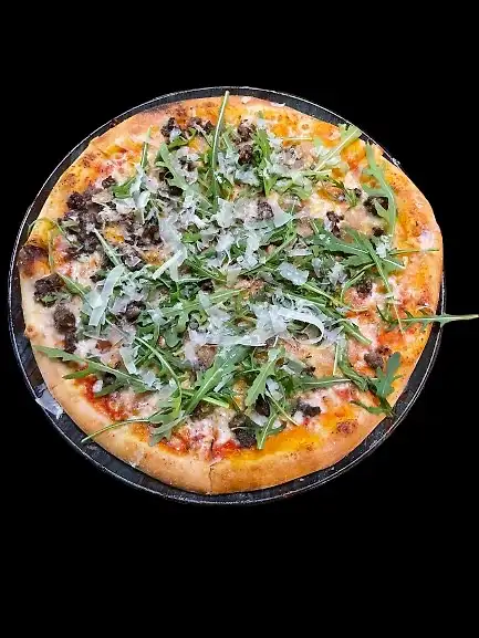 CARNE,  tomate, mozzarella, oregano, solomillo troceado, cebolla dulce, rúcula, parmesano