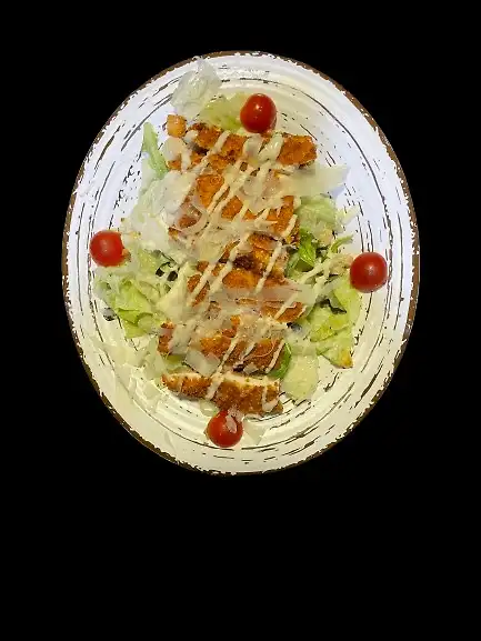 27.CESAR. Lechugas verdes, pollo asado, lascas de parmesano, picatostes y salsa cesar