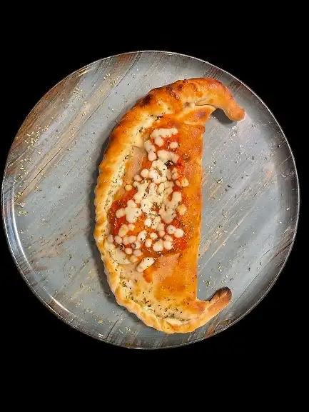 CALZONE DE JAMÓN,  tomate, mozzarella, jamón y oregano
